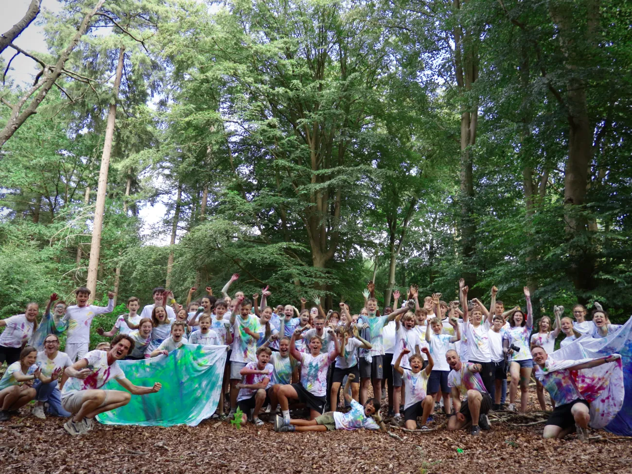 Grote groepsfoto van deelnemers in het bos