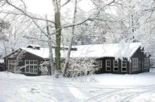 Kampgebouw in de sneeuw