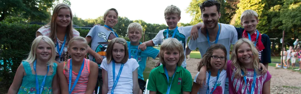 Grote groep deelnemers poseert samen buiten