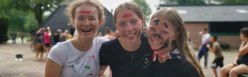 Drie meisjes met beschilderde gezichten