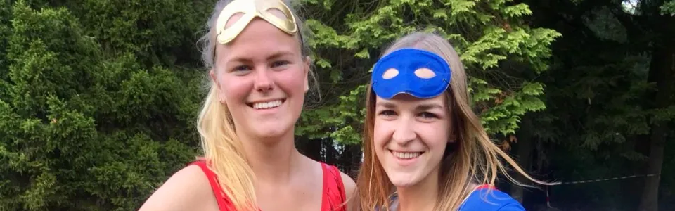 Twee kampleiders verkleed als superhelden