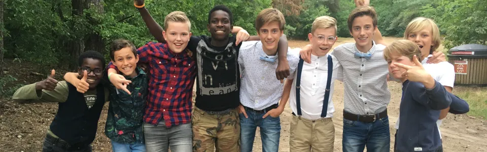 Deelnemers van brugkamp 2 poseren voor het galadiner