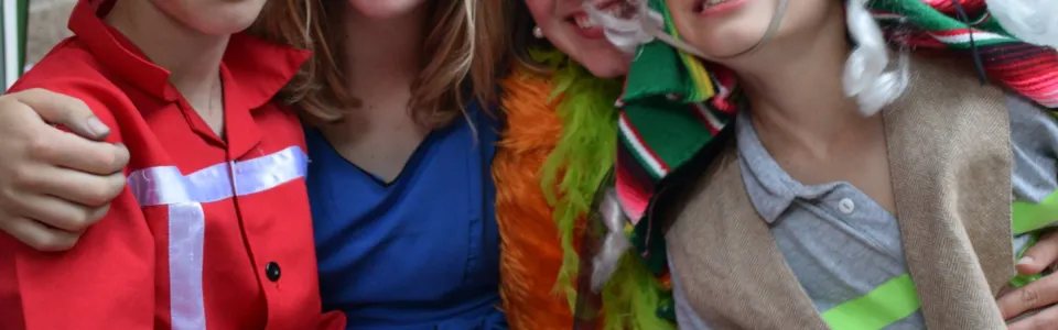 Verklede kinderen samen op de foto