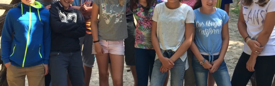 Groep deelnemers poseert onder een boog