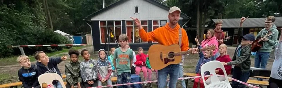 Deelnemers rond een vuurkorf op het terrein
