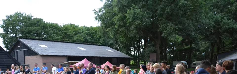 Deelnemers en ouders op het plein bij de wisseldag