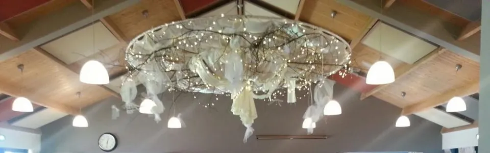 Eetzaal met kroonluchter en tafels