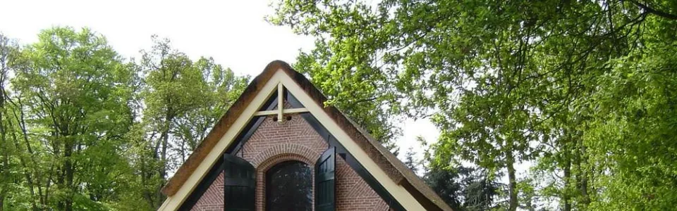 Kapel met een kruis op de gevel
