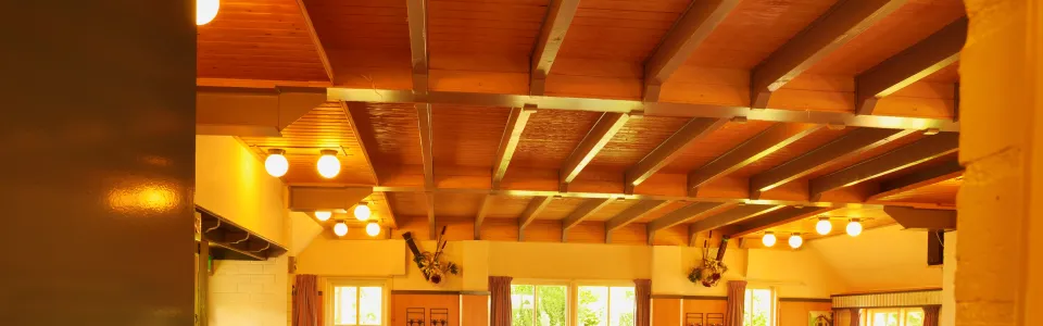 Zaal met warme verlichting en houten balken