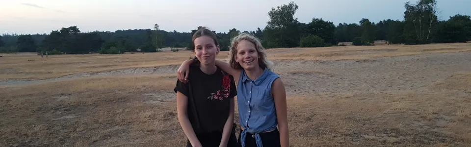 Twee deelnemers op de heide bij zonsondergang