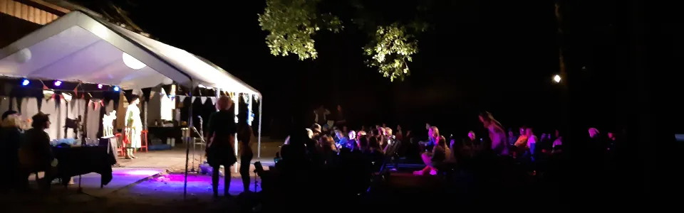 Verlichte tent in het donker tijdens het avondprogramma