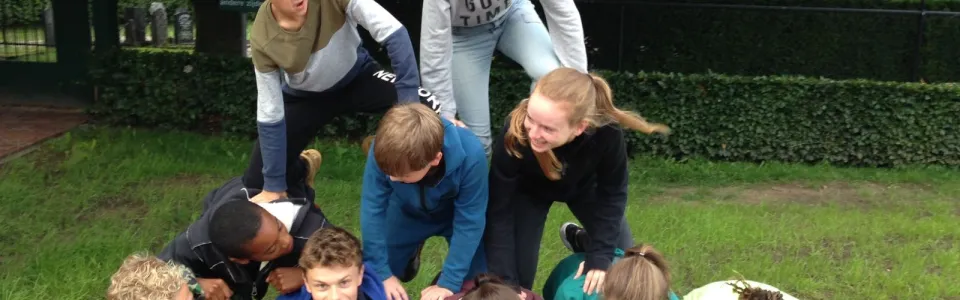Deelnemers spelen een spel op het gras