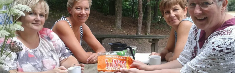 Keukenteam aan een picknicktafel met koffie
