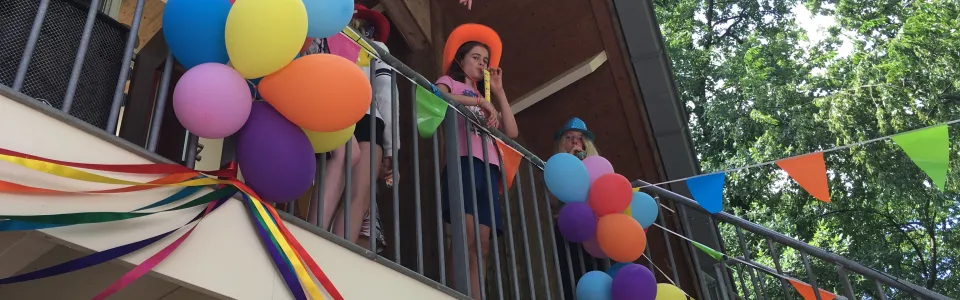Ballonnen en slingers aan het plafond van de zaal