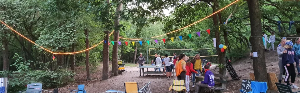 Kampterrein met stoelen en slingers tijdens de fancy fair