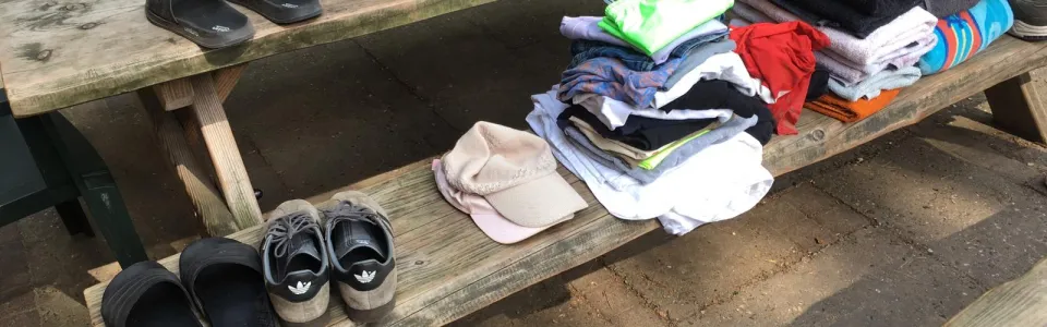 Gevonden voorwerpen uitgestald op picknicktafels