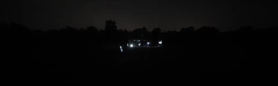 Donker kampterrein met een enkel lichtje