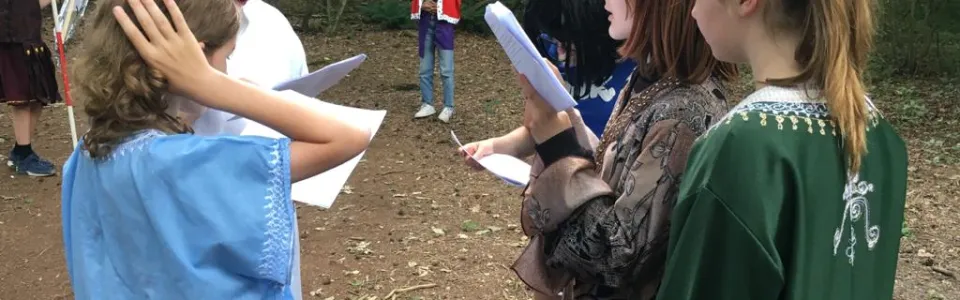 Deelnemers overleggen met papieren in de hand
