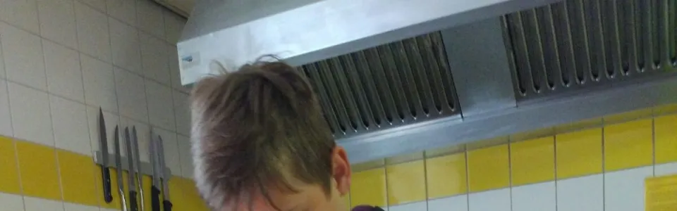 Deelnemer bouwt een toren van oranje bekers