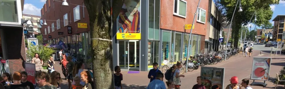 Deelnemers op een plein in Ede