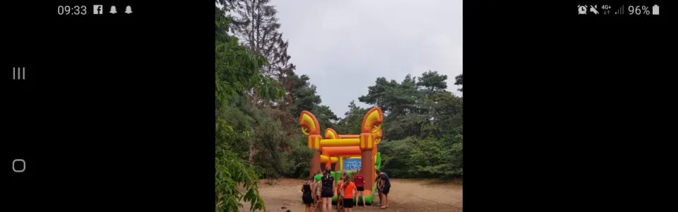 Foto van een springkussen op het kampterrein