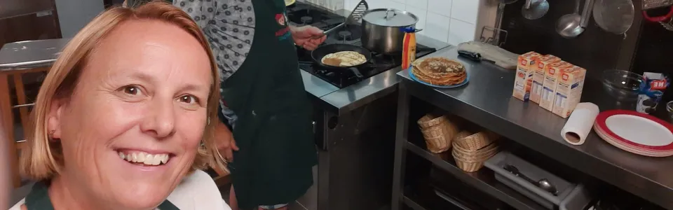 Keukenmedewerkers bakken pannenkoeken in de nacht