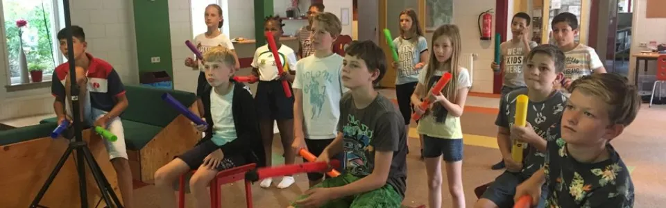 Deelnemers in de zaal tijdens het programma