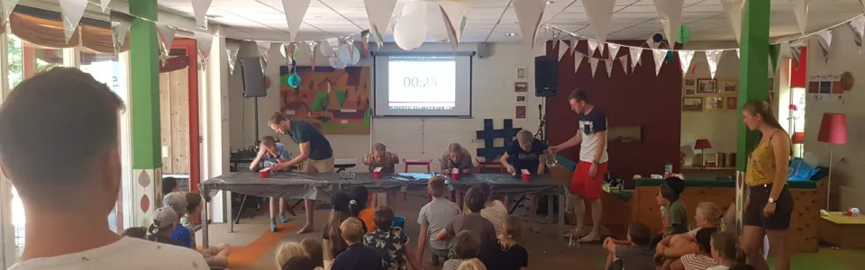 Deelnemers in de zaal tijdens het programma