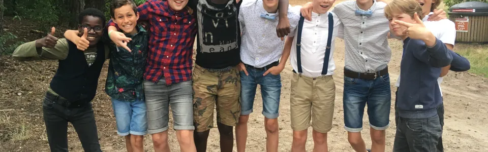 Groepje jongens juicht op het zandveld