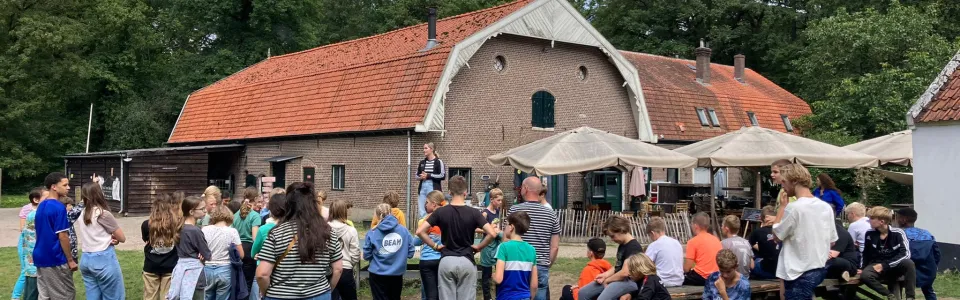 Deelnemers verzamelen zich voor de kampboerderij