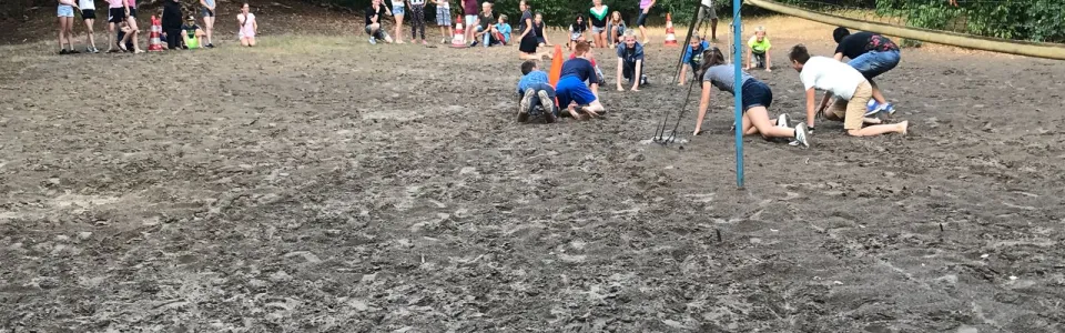Deelnemers op het volleybalveld in het zand
