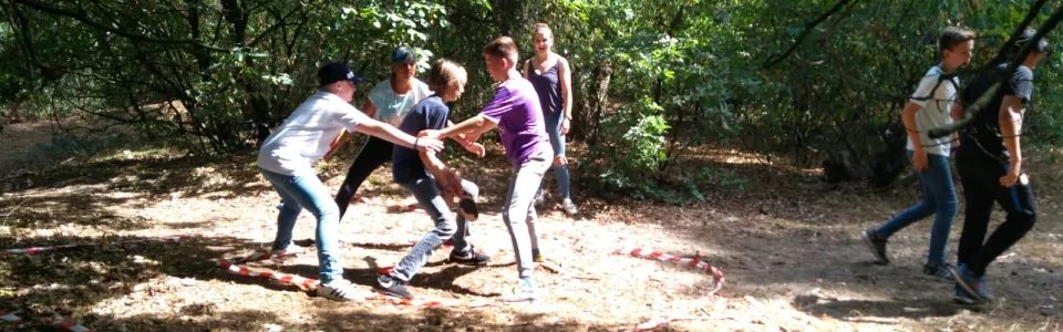 Deelnemers spelen een spel met een touw