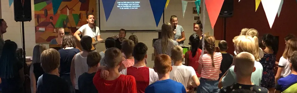Deelnemers in de zaal met vlaggetjes
