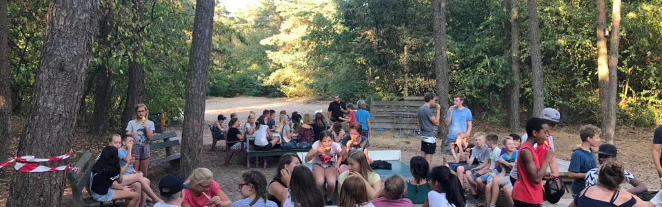 Deelnemers aan picknicktafels tijdens het ontbijtbuffet