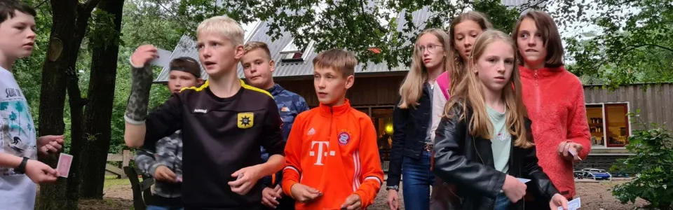 Deelnemers spelen tafeltennis buiten