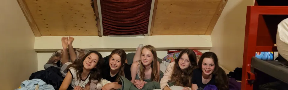 Meisjes op stapelbedden in de slaapzaal