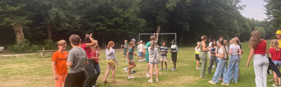 Deelnemers spelen een spel op het grasveld