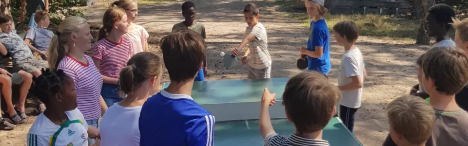 Deelnemers staan rond een bad met water