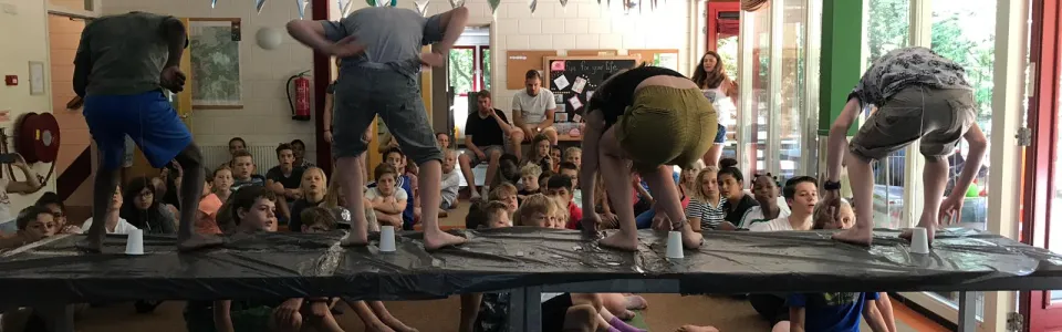 Deelnemers spelen een spel op een tafel in de zaal