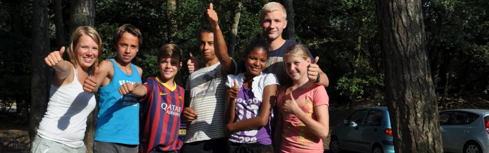 Groepje deelnemers steekt de duimen op