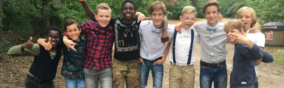 Deelnemers in nette kleding klaar voor het galadiner