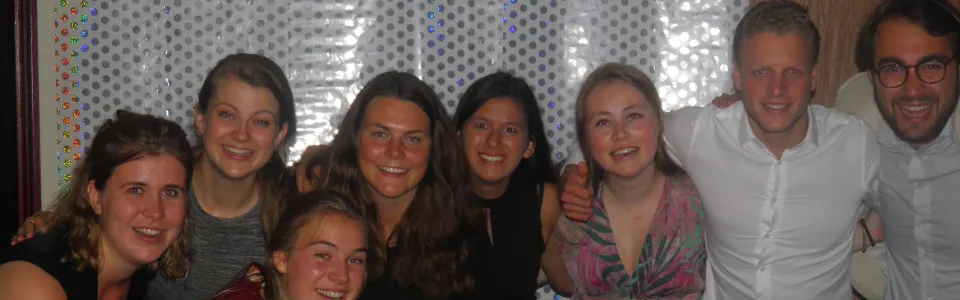 Kampleiding samen op de foto in feestkleding