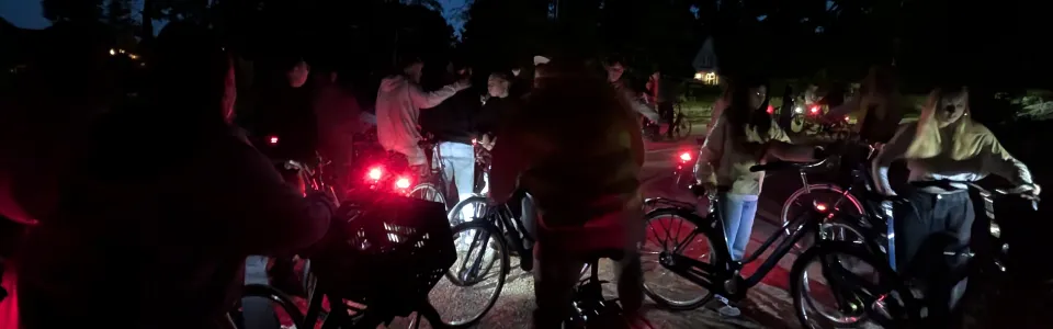 Fietsen met rode lampjes in het donker