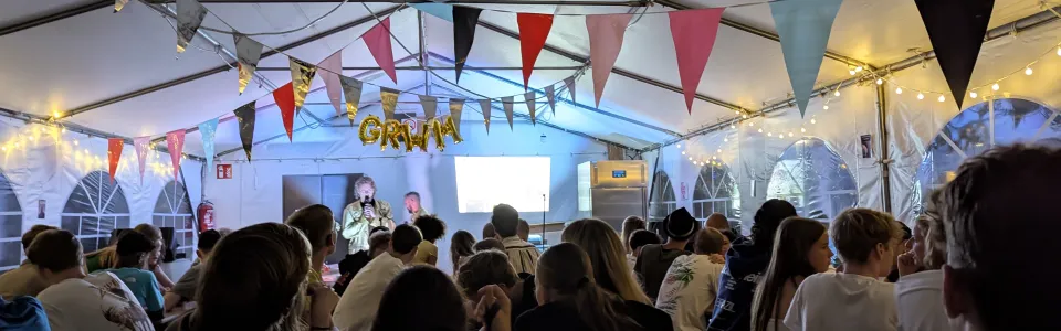 Volle zaal onder vlaggetjes tijdens het programma