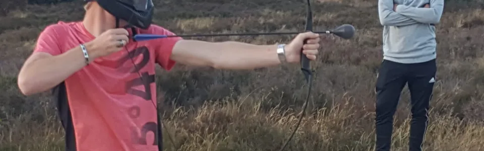 Deelnemers boogschieten op de heide