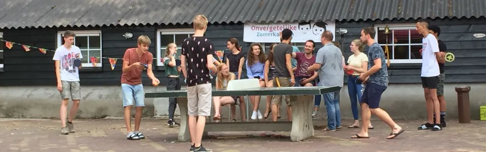 Deelnemers voor het kampgebouw op de tweede dag