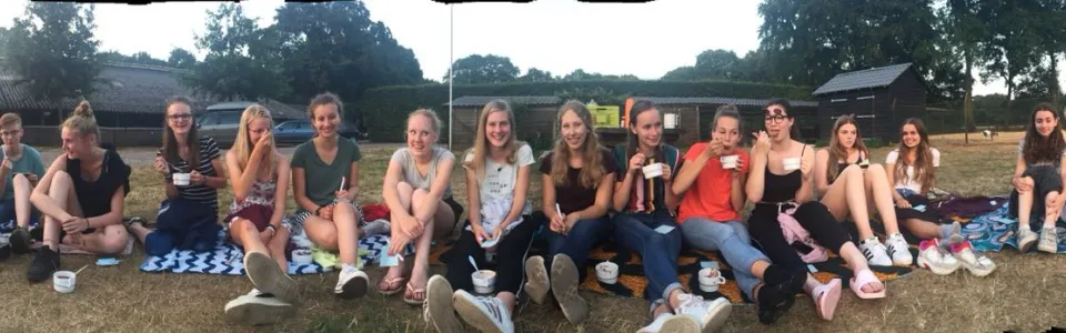 Rij deelnemers in de schaduw op de zandvlakte