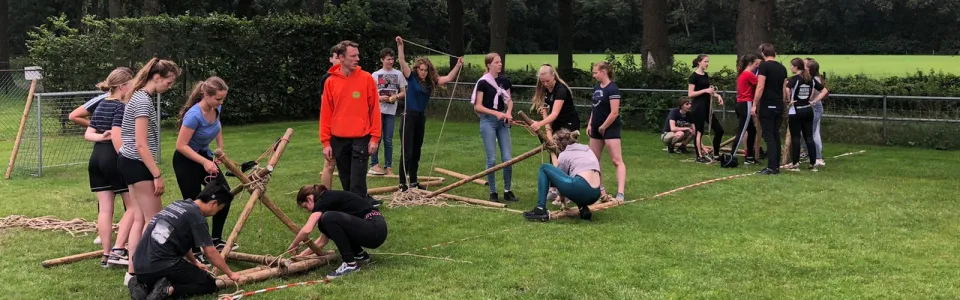 Deelnemers spelen een veldspel op het grasveld