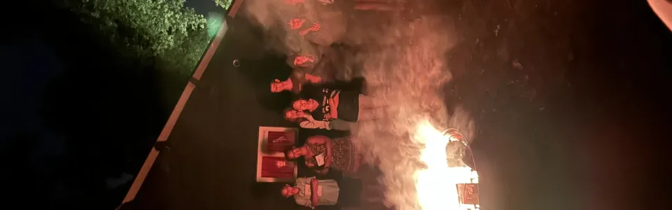 Groot kampvuur met vlammen in het donker