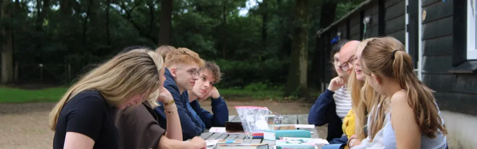 Deelnemers overleggen aan een picknicktafel